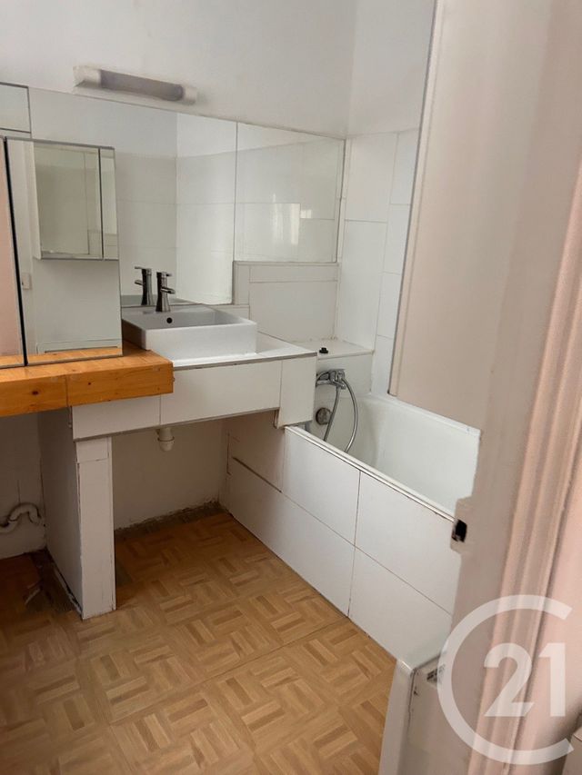 Appartement T2 à louer - 2 pièces - 45.52 m2 - PARIS - 75018 - ILE-DE-FRANCE - Century 21 République