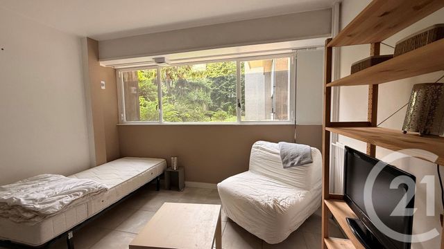 Appartement Studio à louer - 1 pièce - 15.7 m2 - PARIS - 75011 - ILE-DE-FRANCE - Century 21 République