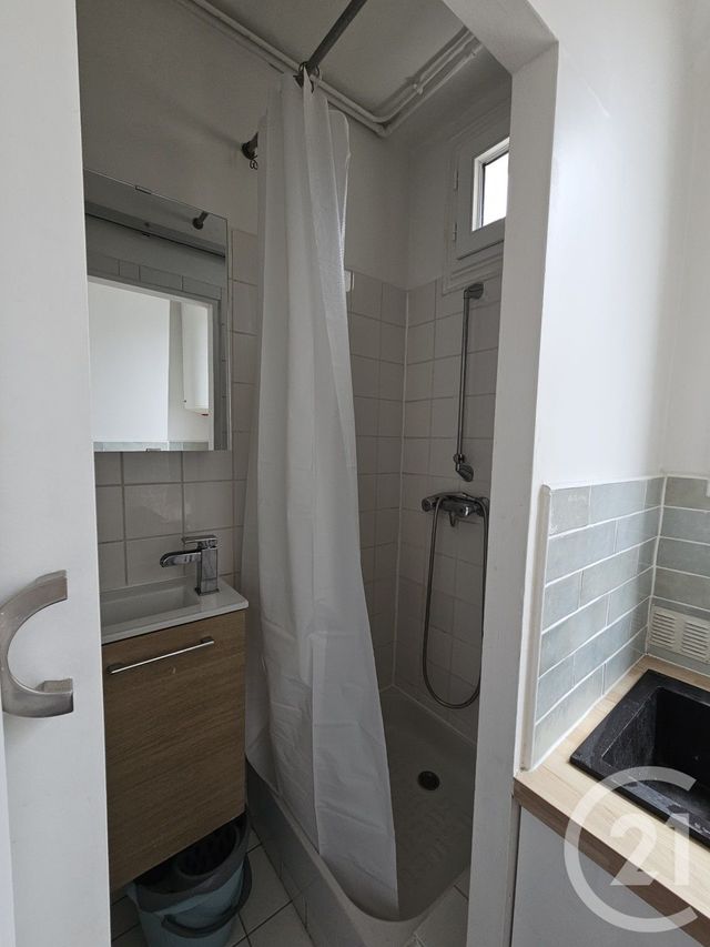 Appartement T2 à louer - 2 pièces - 28.04 m2 - CHARENTON LE PONT - 94 - ILE-DE-FRANCE - Century 21 République