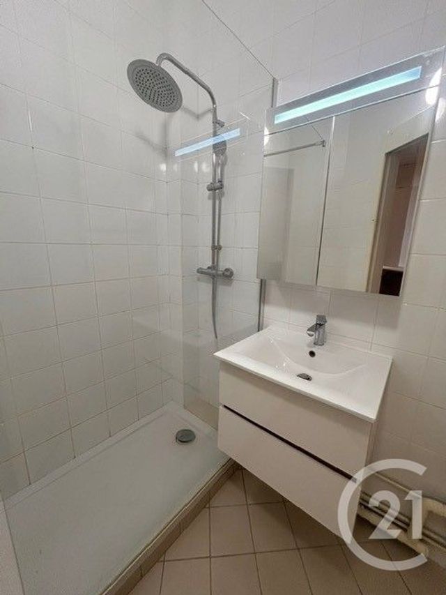 Appartement T2 à louer - 2 pièces - 55.75 m2 - PARIS - 75019 - ILE-DE-FRANCE - Century 21 République