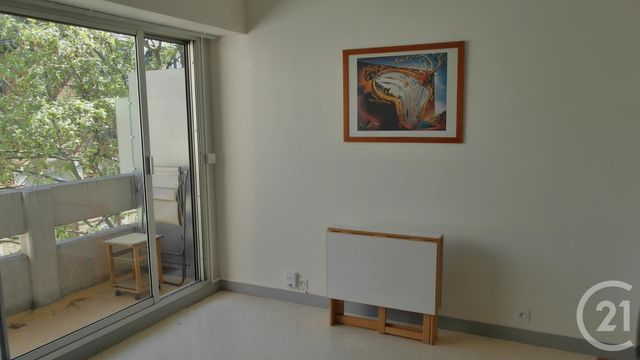 Appartement Studio à louer - 1 pièce - 24.0 m2 - PARIS - 75011 - ILE-DE-FRANCE - Century 21 République